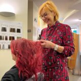 Eine Frau mit Haaren in der Hand.