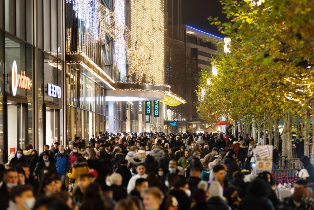 Menschen laufen dicht gedrängt auf einer Einkaufsstraße am Black Friday. Menschen laufen dicht gedrängt auf einer Einkaufsstraße am Black Friday.