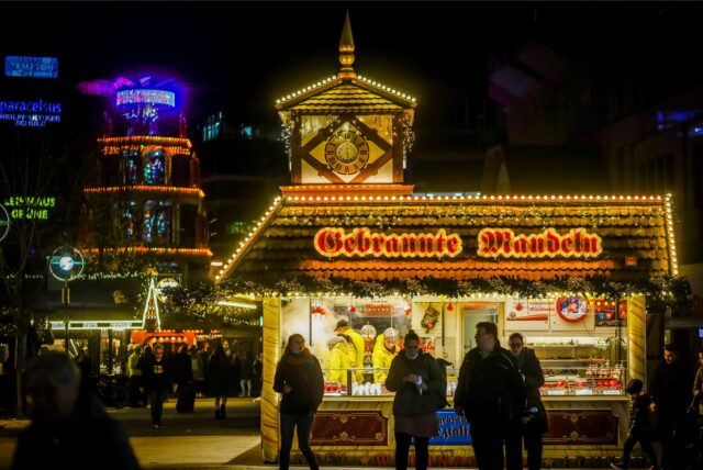 Besucher bummeln über den Weihnachtsmarkt. Aber an Totensonntag bleiben die Buden geschlossen.