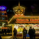 Besucher bummeln über den Weihnachtsmarkt. Aber an Totensonntag bleiben die Buden geschlossen.