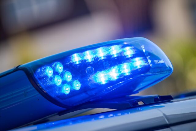 Ein Blaulicht leuchtet auf dem Dach eines Polizeiwagens.