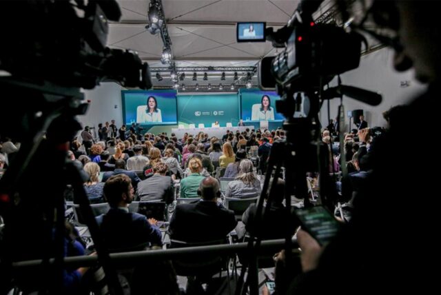 Die deutsche Außenministerin Annalena Baerbock spricht während des UN-Klimagipfels COP29.