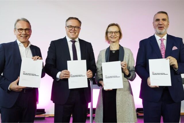 Georg Maier, (l-r), Thüringer SPD-Parteichef und geschäftsführender Innenminister, Mario Voigt, CDU-Fraktionschef von Thüringen, Katja Wolf, BSW-Fraktionschefin und Steffen Schütz, Co-Landesvorsitzender des BSW, präsentieren den Koalitionsvertrag bei einer Pressekonferenz im Landtag.
