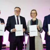 Georg Maier, (l-r), Thüringer SPD-Parteichef und geschäftsführender Innenminister, Mario Voigt, CDU-Fraktionschef von Thüringen, Katja Wolf, BSW-Fraktionschefin und Steffen Schütz, Co-Landesvorsitzender des BSW, präsentieren den Koalitionsvertrag bei einer Pressekonferenz im Landtag.