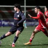 Koray Sener vom Geisecker SV läuft den Spieler von Borussia Dröschede an.