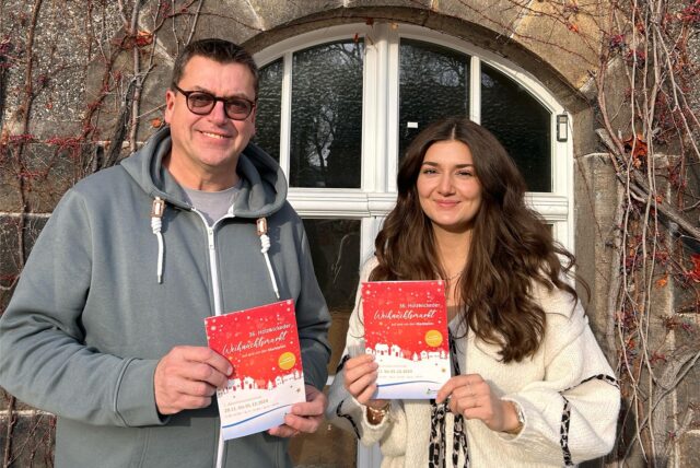 Matthias Aufermann, Fachbereichsleiter Kultur, und Jasmin Wiegandt präsentieren den Flyer zum Holzwickeder Weihnachtsmarkt.