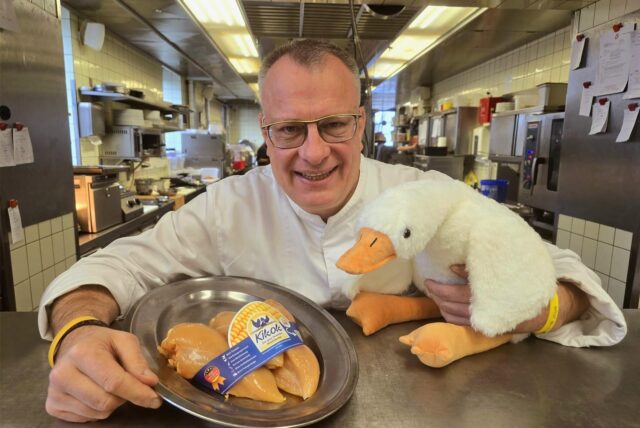 Da freut sich der Koch und die Plüsch-Gans wundert sich: Das sollen die tollsten Hähnchen sein? Tatsächlich erklärt Günther Overkamp, was die Mais-Hähnchen aus Delbrück zu etwas wirklich Besonderem macht.