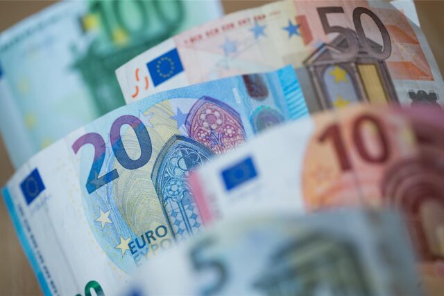 Auf dem Bild erkennt man viel Bargeld.
