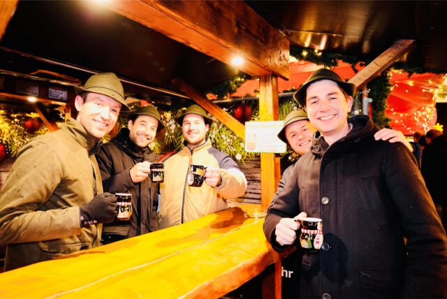 Der Weihnachtsmarkt 2024 hat auch am zweiten Tag, Freitag (22.11.), wieder viele Menschen in die City gezogen.