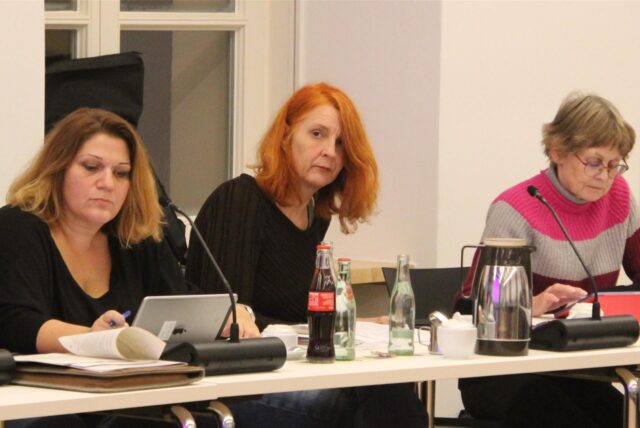 Sind auf Abstand zueinander gegangen: Christina Grave-Leismann (r.) ist nicht mehr Mitglied der Fraktion „Bündnis 90/Die Grünen“. Marion Küpper (M.) und Natalie Stefanski verbleiben in der Fraktion, denken aber darüber nach, sie umzubenennen.