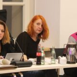 Sind auf Abstand zueinander gegangen: Christina Grave-Leismann (r.) ist nicht mehr Mitglied der Fraktion „Bündnis 90/Die Grünen“. Marion Küpper (M.) und Natalie Stefanski verbleiben in der Fraktion, denken aber darüber nach, sie umzubenennen.