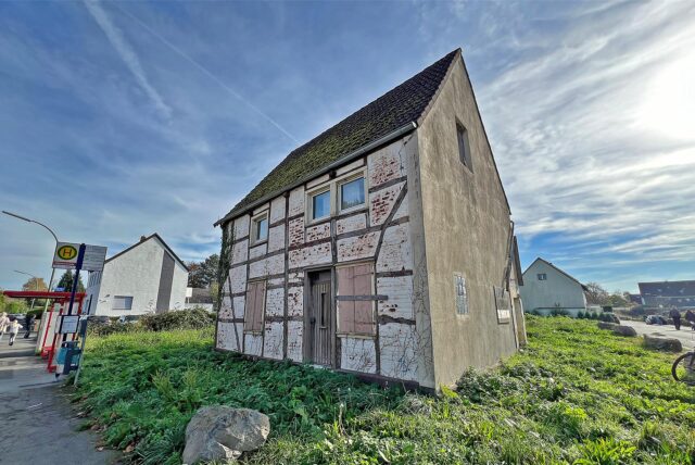 Auf dem Bild erkennt man das alte Fachwerkwohnhaus an der Afferder Straße 6 in Wasserkurl, Kamen. Das Haus steht auf einer Grünfläche.