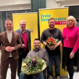 Auf dem Bild sieht man Benjamin Lehmkühler zusammen mit anderen Menschen.