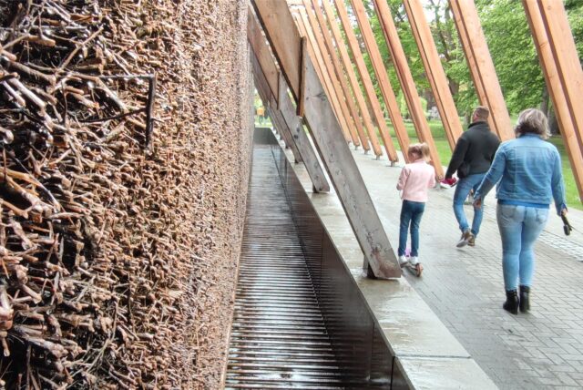 Menschen spazieren entlang am Gradierwerk in Hamm