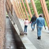 Menschen spazieren entlang am Gradierwerk in Hamm