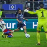 23.11.2024, Fussball, Saison 2024/2025, 2. Bundesliga, 13. Spieltag, Hamburger SV – FC Schalke 04, v. l. Lukasz Poreba (Hamburger SV), Amin Younes (FC Schalke 04)