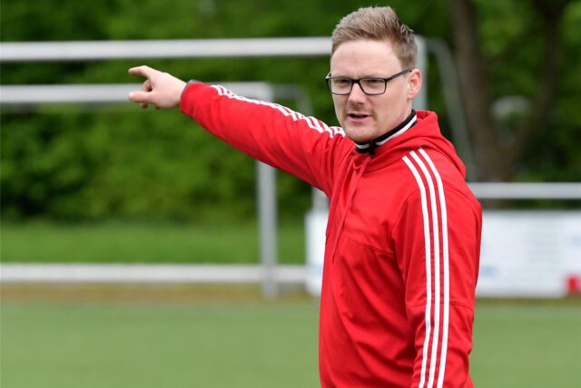 Patrick Höfig zeigt nach vorne.