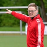 Patrick Höfig zeigt nach vorne.