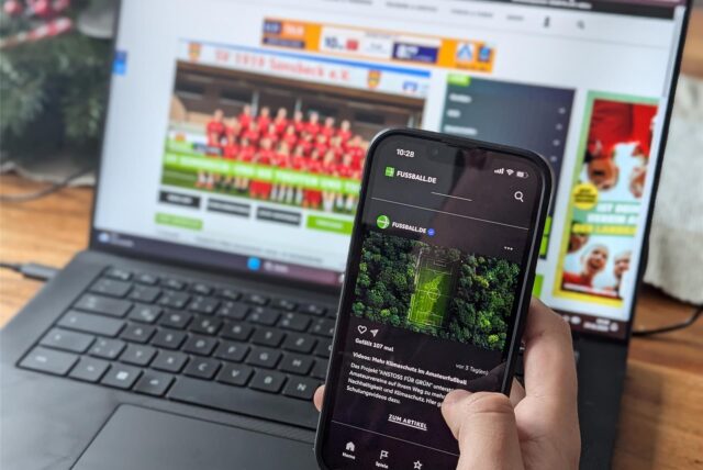 Ein Handy zeigt die neue Fussball.de-App.