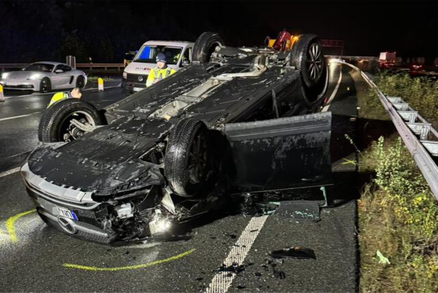 An der Raststätte Lichtendorf an der A1 kam es am Samstag (23.11.24) zu einem Unfall: Ein Auto hat es aufs Dach geschleudert.