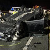 An der Raststätte Lichtendorf an der A1 kam es am Samstag (23.11.24) zu einem Unfall: Ein Auto hat es aufs Dach geschleudert.