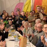 Viele Menschen klatschen in die Hände.