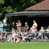 Fans sitzen beim TuS Niederaden am Spielfeldrand.