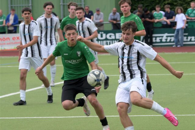 Ein Fußballer schießt einen Ball.