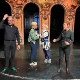 Tom Temming (l.) und Christina Kirketerp (r.) sind Gebärdensprachdolmetscher und stehen neben Prinz und Prinzessin auf der Bühne im Schauspielhaus Dortmund.