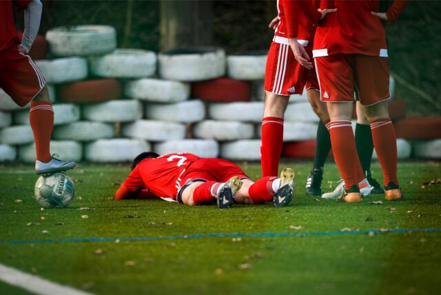 Ein Spieler liegt am Boden.