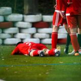 Ein Spieler liegt am Boden.