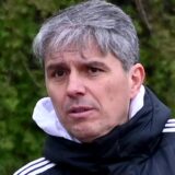 Faruk Kanar steht am Fußballplatz.