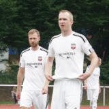 Spieler des BV Brambauer gehen auf dem Platz.