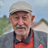 Klaus Holzer (links) und das Haus Kämerstraße Nummer 5, von unten fotografiert.