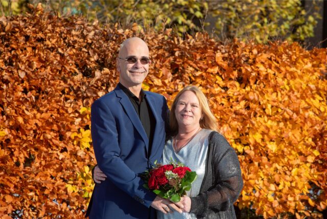 Silke Faulstich und Marco Hauck haben auf dem Standesamt zu Castrop-Rauxel geheiratet. Die Kulisse am Rathaus bot viele bunte Blätter.