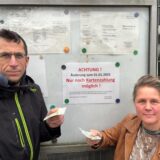 Sandra Rudeck und Oliver Bozetti aus Schwerte stehen am Wertstoffhof vor dem Schild.