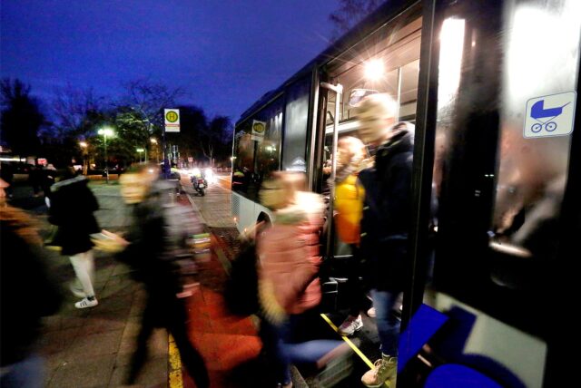 Schüler steigen aus einem Schulbus an der Gutenbergstraße in Kamen aus (Archivbild).
