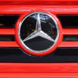 Die Polizei bittet um Mithilfe. Ein LKW vom Typ Mercedes Actros fehlt auf einem Firmengelände (Symbolbild).