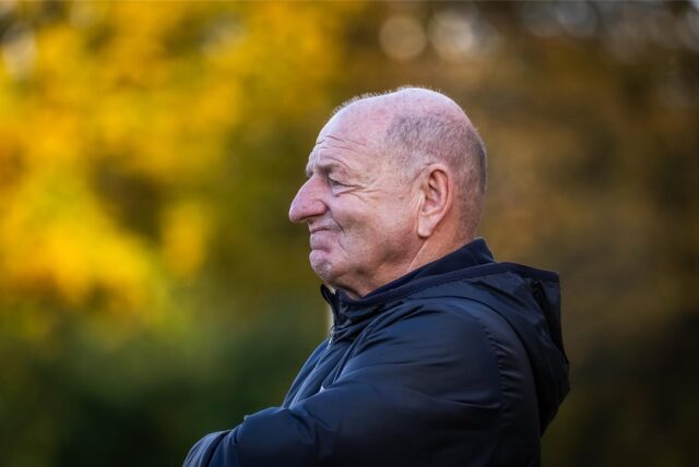 Lothar Huber schaut skeptisch auf den Fußballplatz.