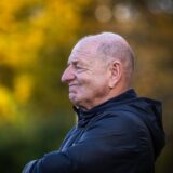 Lothar Huber schaut skeptisch auf den Fußballplatz.