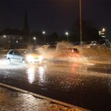 Autos fahren durch Wasserlache