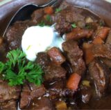 Ein hübsch angerichtetes Hirschgulasch.