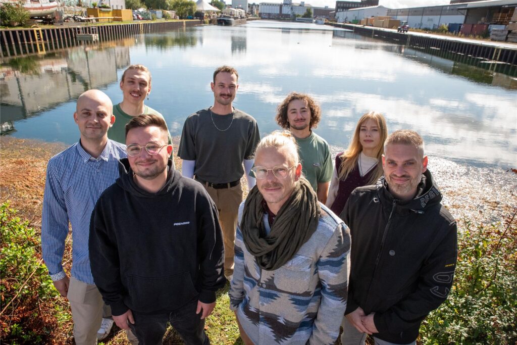 Mitglieder des Cannabis Social Clubs Dortmund stehen am Hafen. Mitglieder des Cannabis Social Clubs Dortmund stehen am Hafen.
