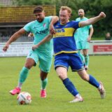 Zwei Spieler im Zweikampf.