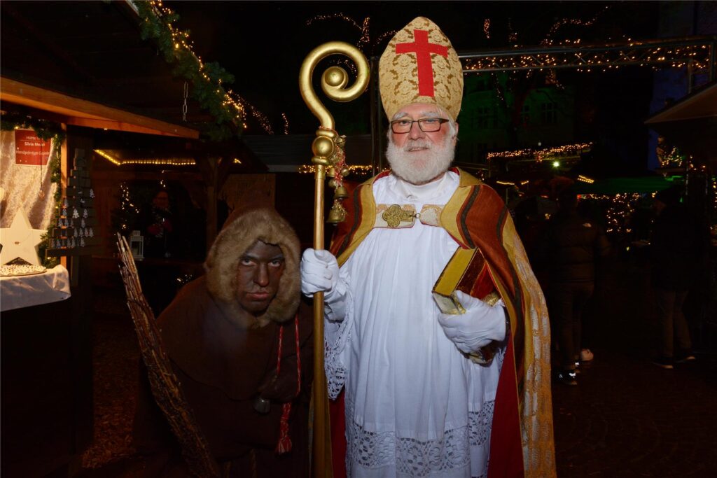 Knecht Ruprecht und der Nikolaus auf dem Weihnachtsmarkt in Werne