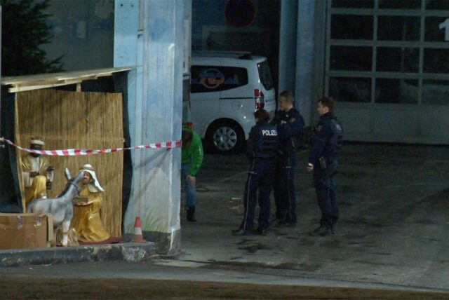 Der 19-Jährige stürzte metertief und schlug im Bereich einer Firmengarage auf – in unmittelbarer Nähe einer Weihnachtskrippe.