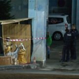 Der 19-Jährige stürzte metertief und schlug im Bereich einer Firmengarage auf – in unmittelbarer Nähe einer Weihnachtskrippe.