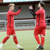 Die Spieler vom ETuS Schwerte-Ost klatschen ab.