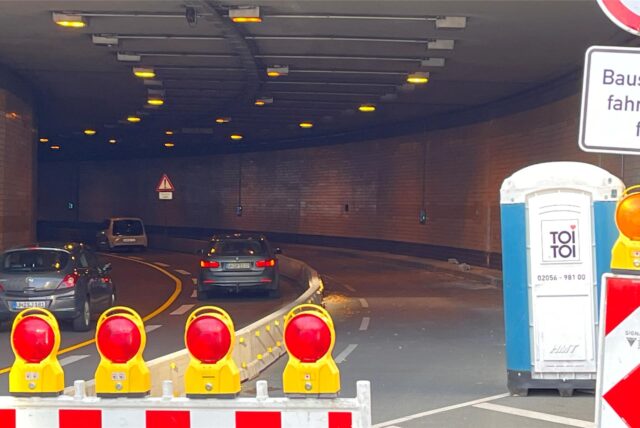 Die rechte Fahrspur im Unnaer Ringtunnel ist gesperrt, damit die rechte Wand saniert werden kann. Dieses Foto ist am 26.11. entstanden, rund zwei Wochen nach Einrichtung der Baustelle.