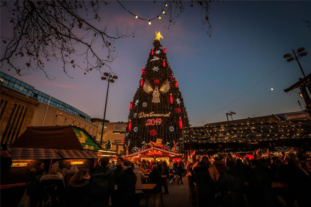 Beleuchteter Weihnachtsbaum auf dem Weihnachtsmarkt 2019 in Dortmund. Beleuchteter Weihnachtsbaum auf dem Weihnachtsmarkt 2019 in Dortmund.